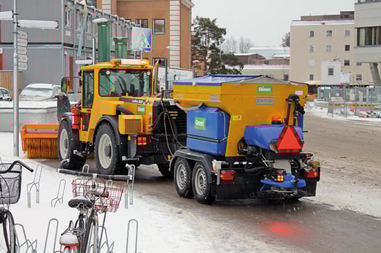700x466_Lundberg_sweeping snow sweep_salting
