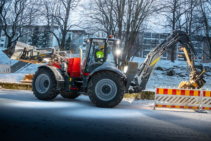 Tampereen_vera_using_Lännen_backhoe_loaders_on_urban_construction_and_maintenance_of_aerial_power_lines