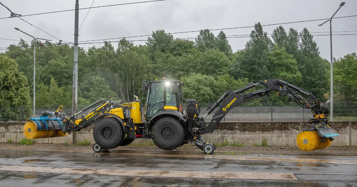 Hydraulisilla kiskopyörästöillä varustettu Lännen 8800M on täydellinen valinta Raide-Jokerin kunnossapitoon.