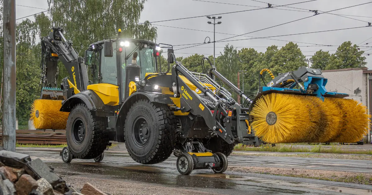Lännen 8800M -kiskopyöräkone herättää huomiota liikkuessaan Helsingin kapeilla, vain metrin levyisillä kiskoilla, mutta kone on yllättävän vakaa.