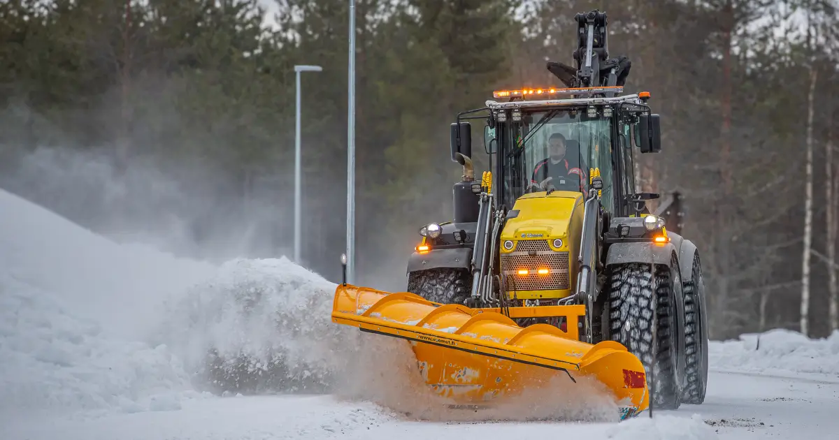 Sallan uusi Lännen 8800M-monitoimikone saapui keväällä 2023 juuri sopivasti viimeisiin lumitöihin.