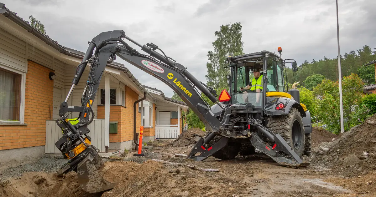 Työmaalla Länkkärin etuna on myös se, että se hoitaa nosto- ja kuormaustehtävät ilman erillistä pyöräkuormaajaa.